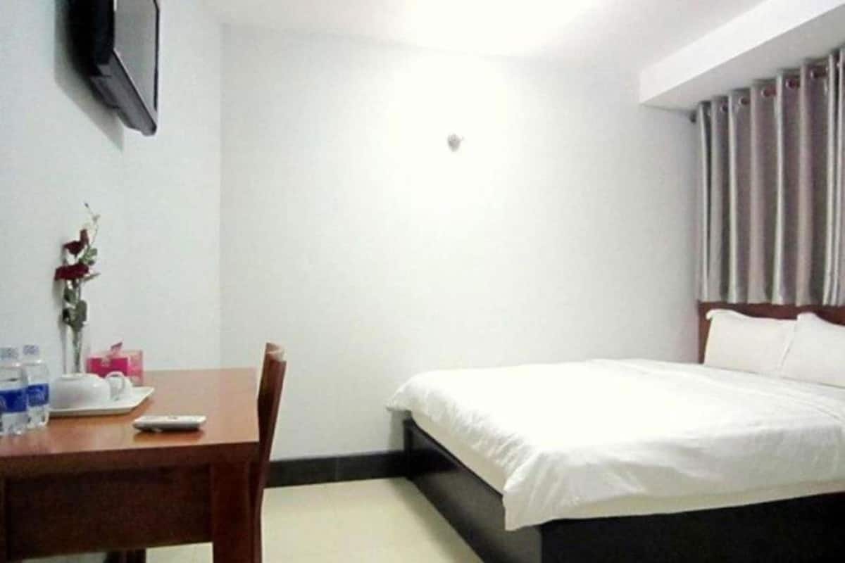 Premium bedding, pillowtop beds, minibar, in-room safe