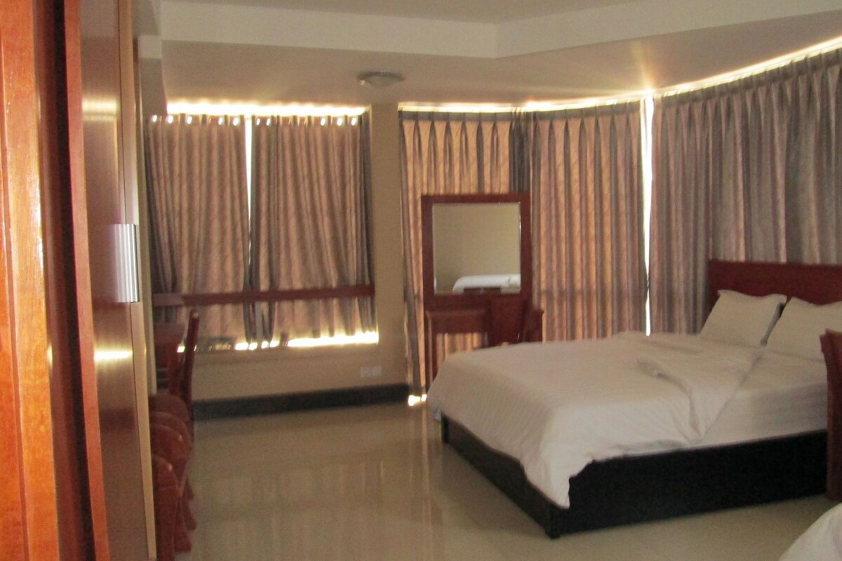 Bộ đồ giường cao cấp, nệm có lớp đệm bông, minibar