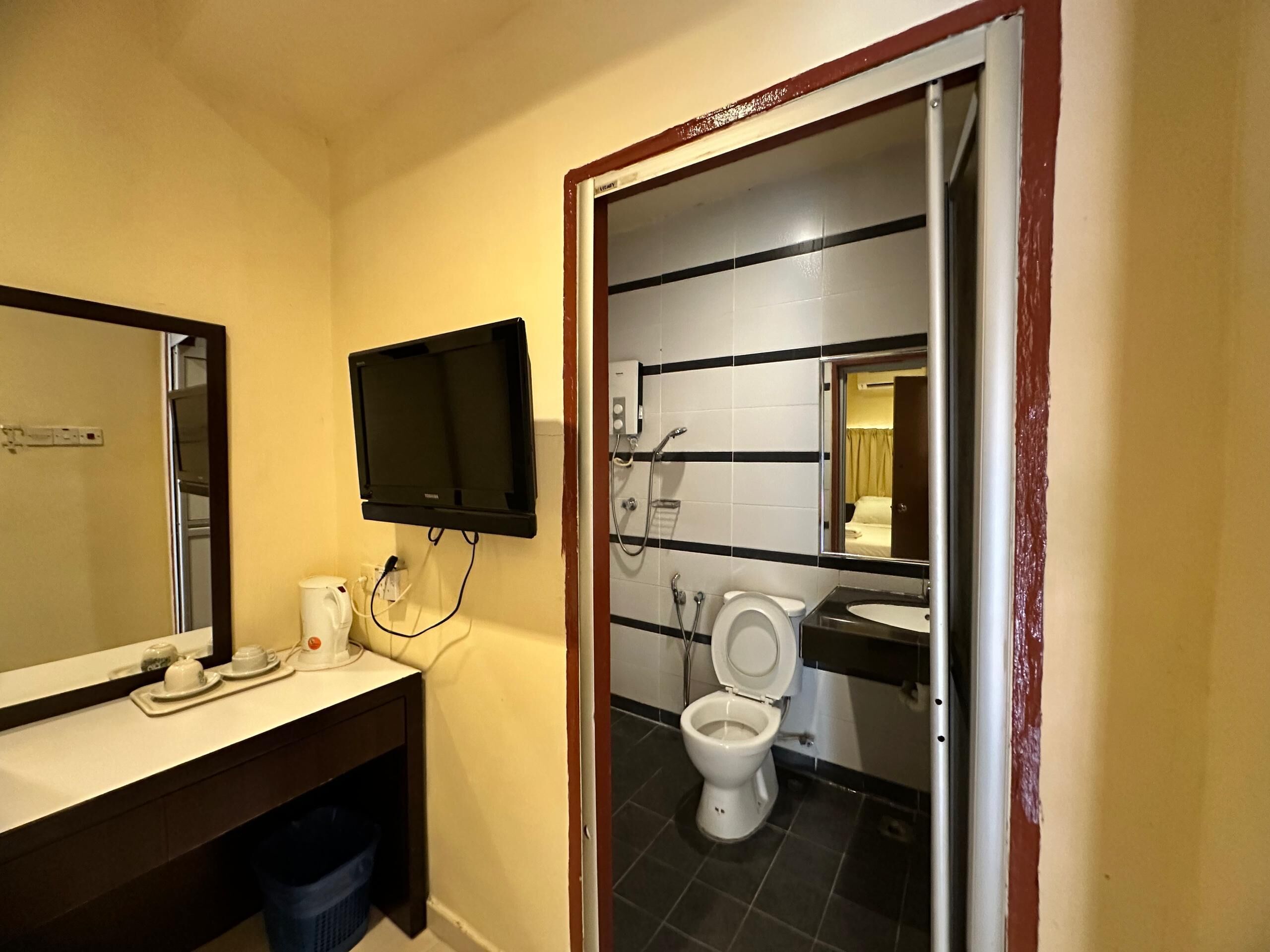 Bunga Raya Room | Bathroom | Shower, free toiletries, towels