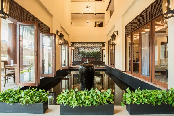 Piscine couverte, parasols de plage, chaises longues