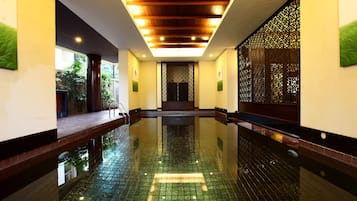 Kolam renang indoor