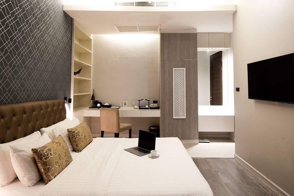 Two Bedroom Premier | Minibarvarer (inkludert), safe på rommet og strykejern/-brett