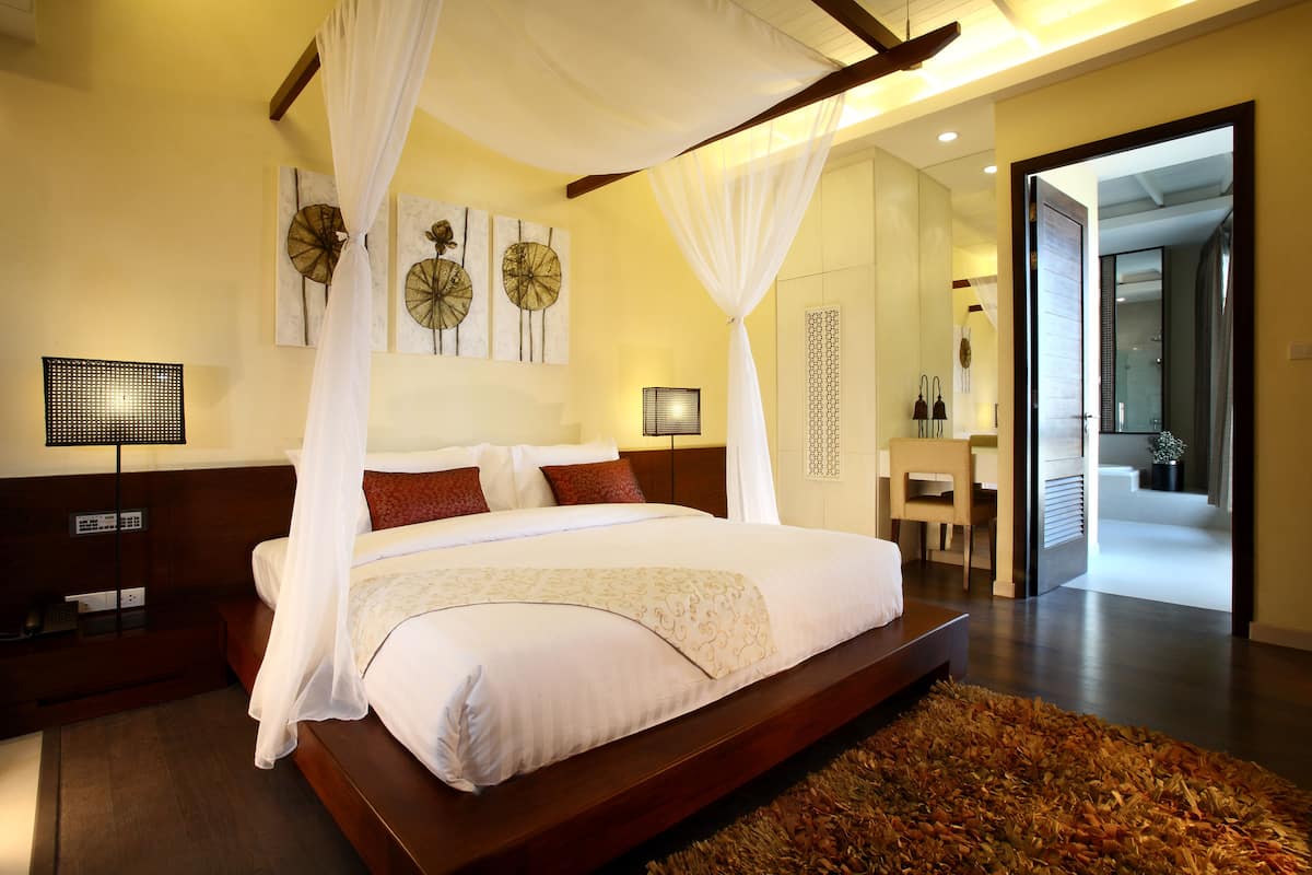 Kamar Premier | Isi minibar gratis, brankas, dan setrika/meja setrika