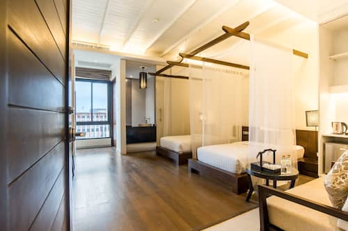 Minibar (con algunos artículos gratuitos) y caja fuerte