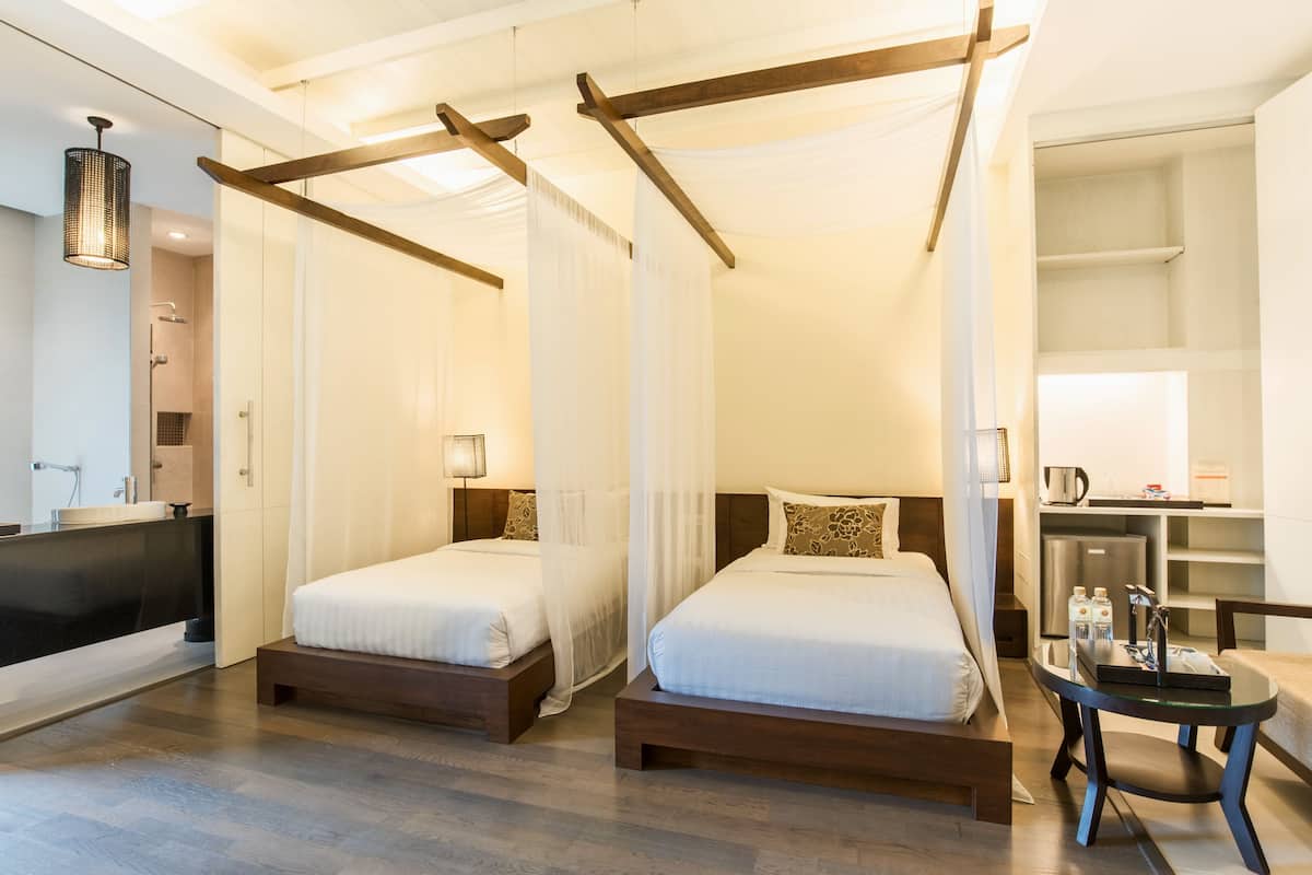 Isi minibar gratis, brankas, dan setrika/meja setrika