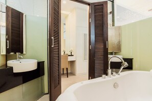 Two Bedroom Premier | 浴室 | 獨立浴缸和淋浴設備、免費盥洗用品、吹風機、浴袍