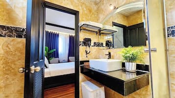 Habitación superior | Baño | Artículos de higiene personal gratuitos, secador de pelo y zapatillas
