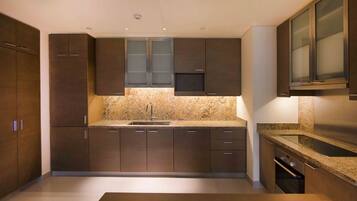 Full-sized fridge, stovetop, dishwasher, coffee/tea maker