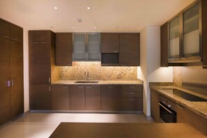 Full-sized fridge, stovetop, dishwasher, coffee/tea maker