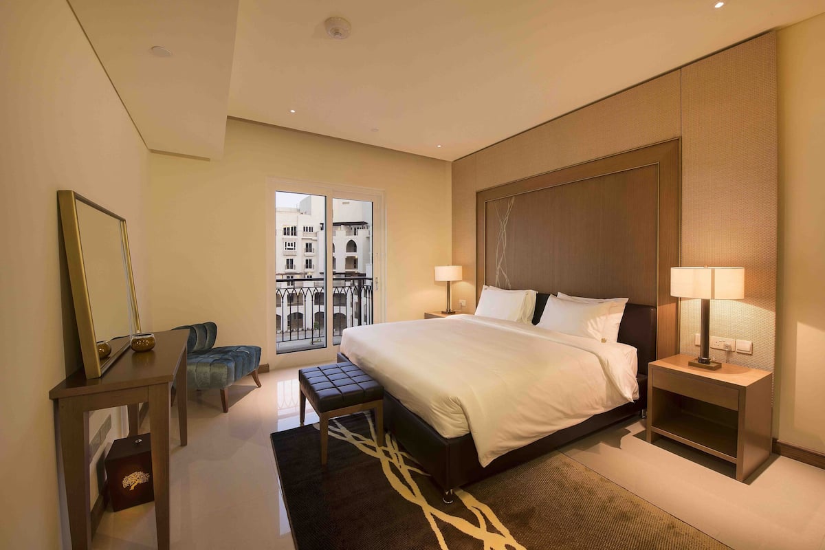 Studio | 2 bedrooms, pillow-top beds, in-room safe, individually decorated