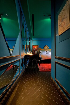 Executive Suite | Living room | LCD TV, iPod dock, pay films - Alma Hotel & Lounge (Tel Aviv)