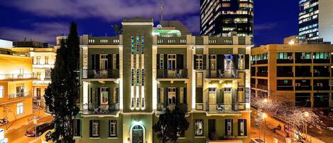 Façade de lâhĂ©bergement â soirĂ©e/nuit