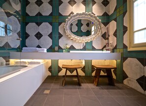 Executive-suite | Badeværelse | Designertoiletartikler, hårtørrer, badekåber, håndklæder