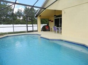 Kolam renang tertutup