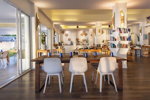 Déjeuner, dîner et souper servis sur place, vue sur la plage 