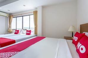 Family Suite | Desk, free WiFi, bed sheets - Super OYO 1096 Winner Inn Hotel (Chiang Mai)