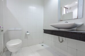 Superior Double Room | Bathroom | Shower, towels, soap, shampoo