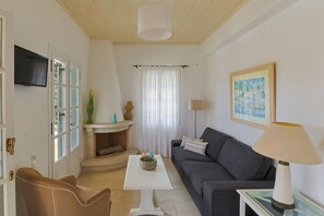 Apartment, 2 Schlafzimmer, Poolblick | Wohnbereich | Plasmafernseher