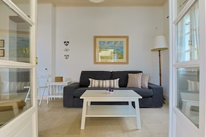 Apartment, 2 Schlafzimmer, Poolblick | Wohnbereich | Plasmafernseher