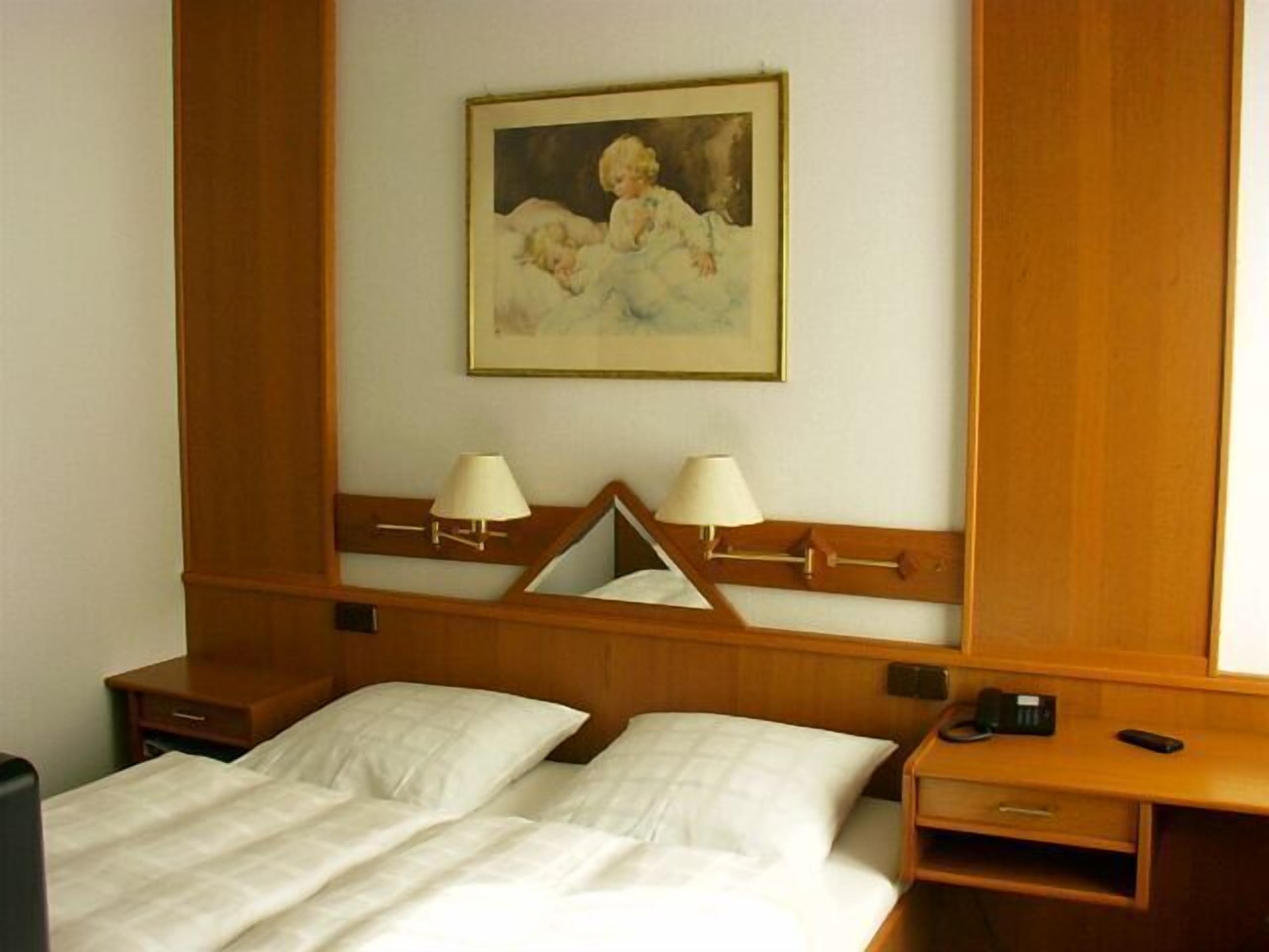 standard double room | in-room safe, desk, soundproofing, cots/infant beds