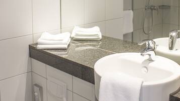 Dusche, Haartrockner, Handtücher