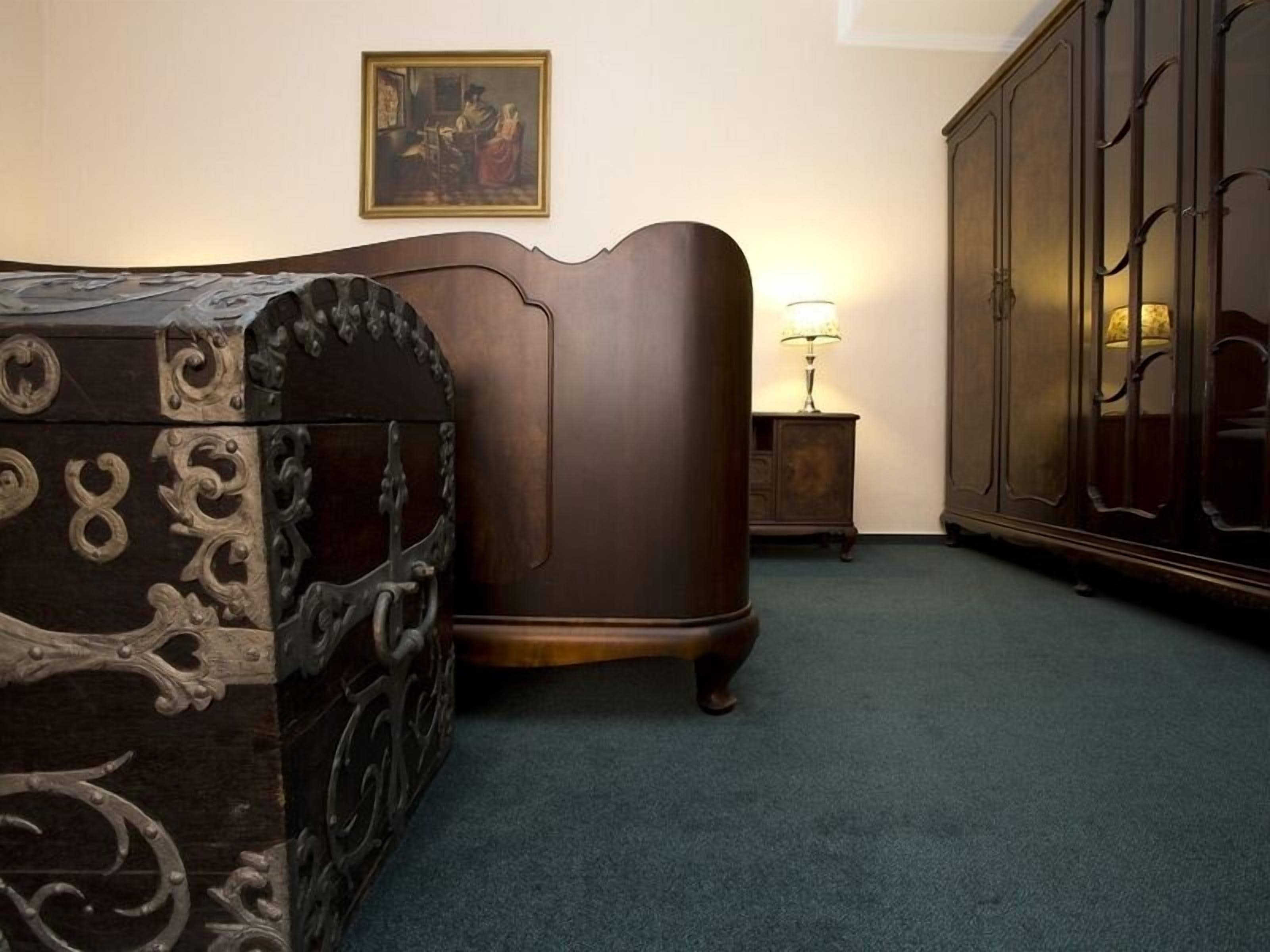 standard double room | living area | led tv