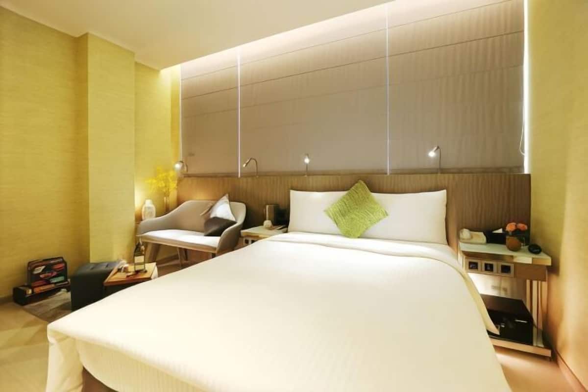 In-room safe, iron/ironing board, free WiFi, bed sheets
