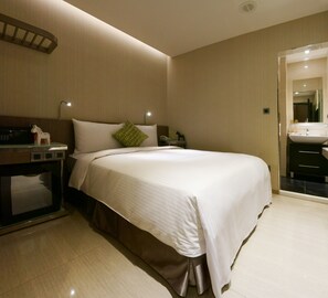 In-room safe, iron/ironing board, free WiFi, bed sheets - Taipei Hotel B7 (Taipei)