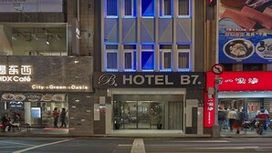 Un hôtel avec une enseigne bien visible indiquant « HÔTEL B7 ».