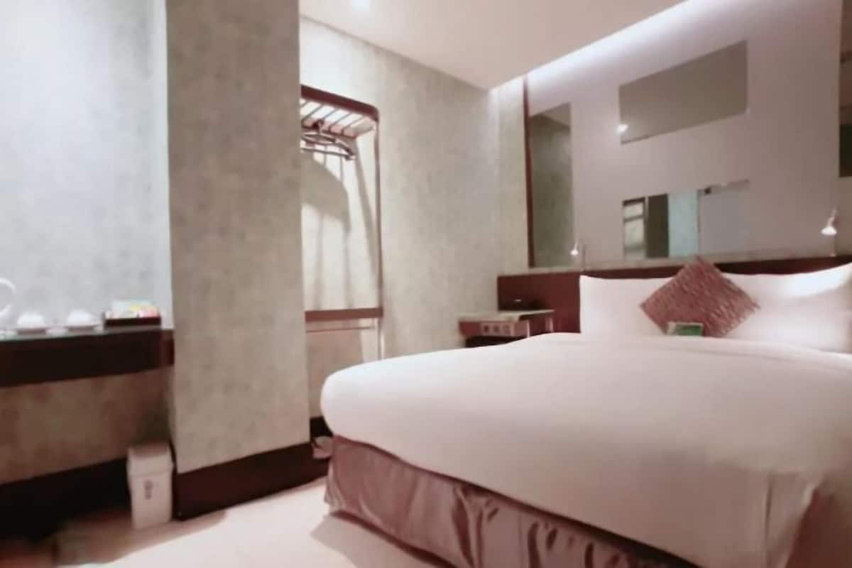 In-room safe, iron/ironing board, free WiFi, bed sheets