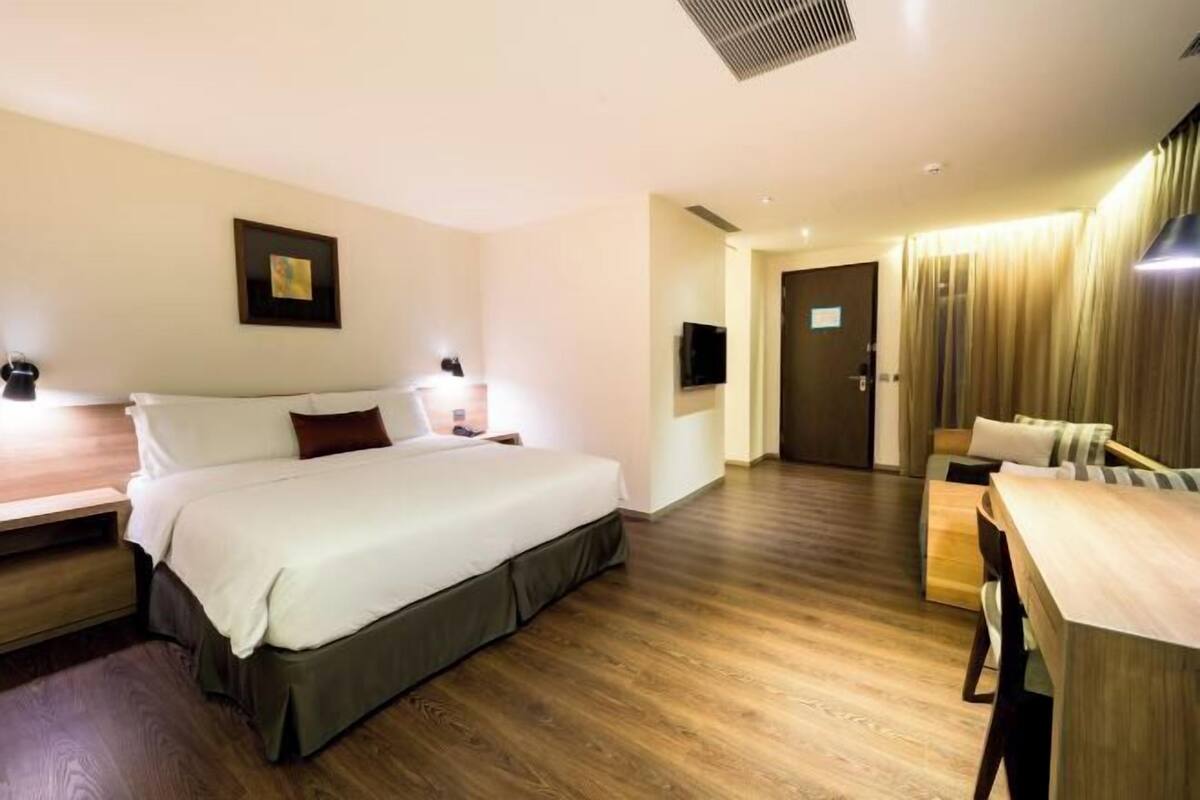 1 bedroom, in-room safe, desk, free WiFi