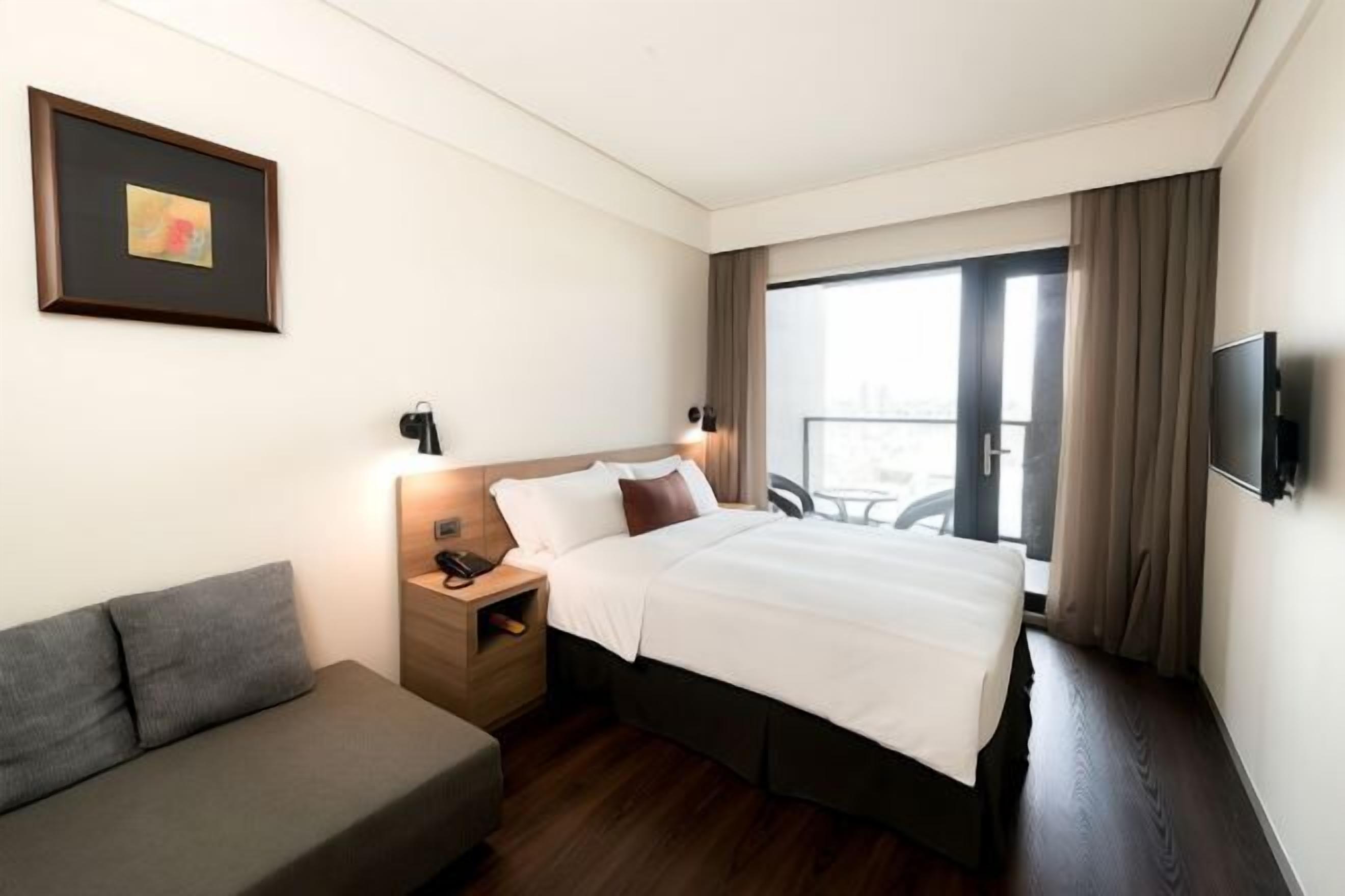 客房内保险箱、办公桌、免费 WiFi、床单