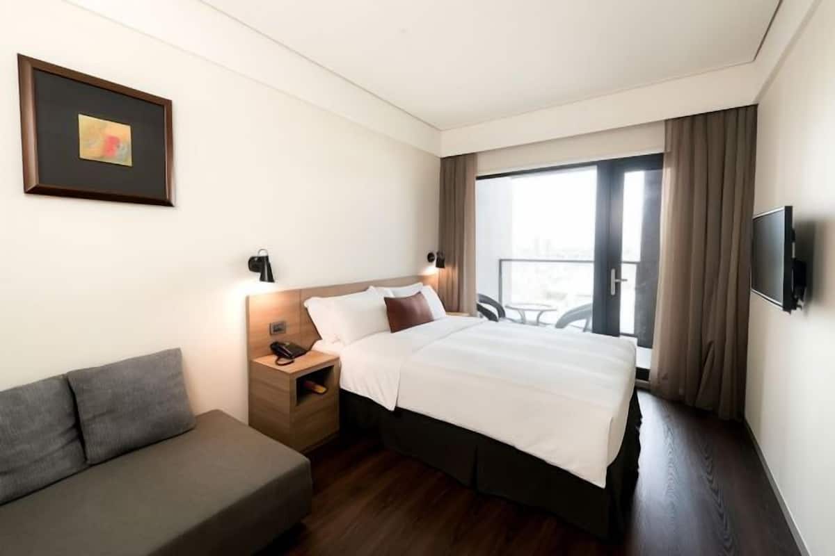 1 bedroom, in-room safe, desk, free WiFi