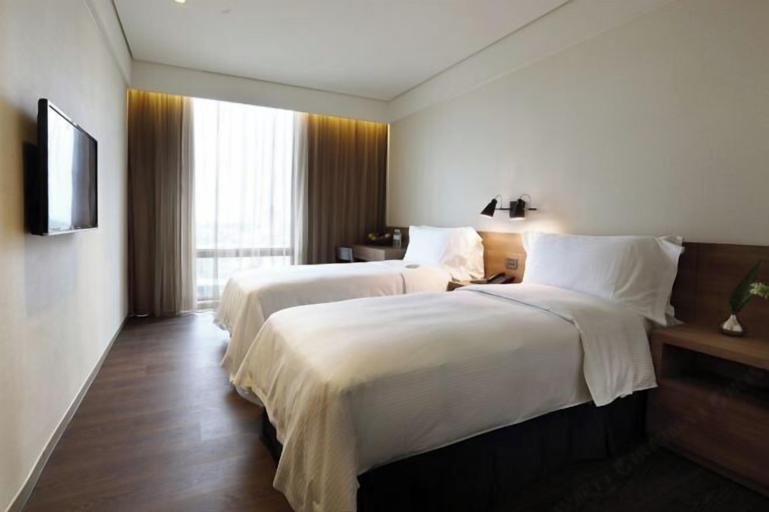 客房内保险箱、办公桌、免费 WiFi、床单