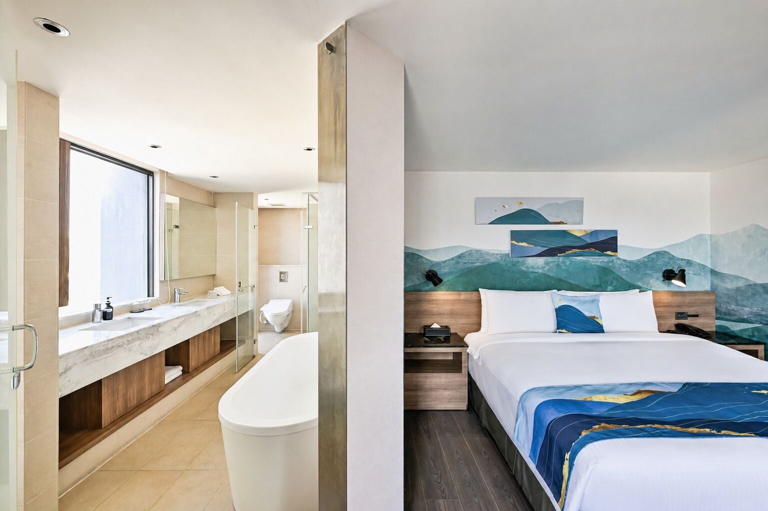 Executive Suite | In-room safe, desk, WiFi (free), bed sheets