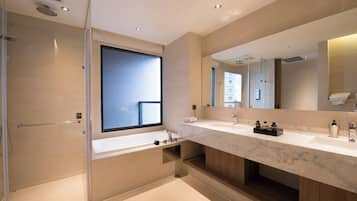 Quarto quádruplo com design assinado | Banheiro | Secador de cabelo, chinelos, toalhas de banho