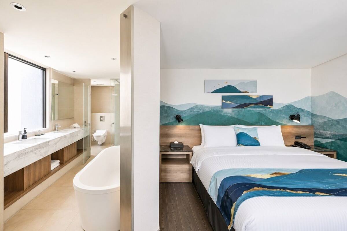 Executive Suite | In-room safe, desk, free WiFi, bed sheets