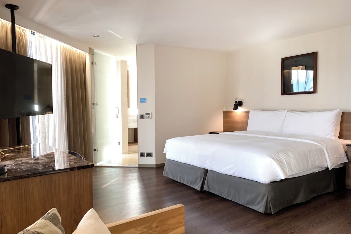 Executive suite | 1 slaapkamer, een kluis op de kamer, een bureau, gratis wifi