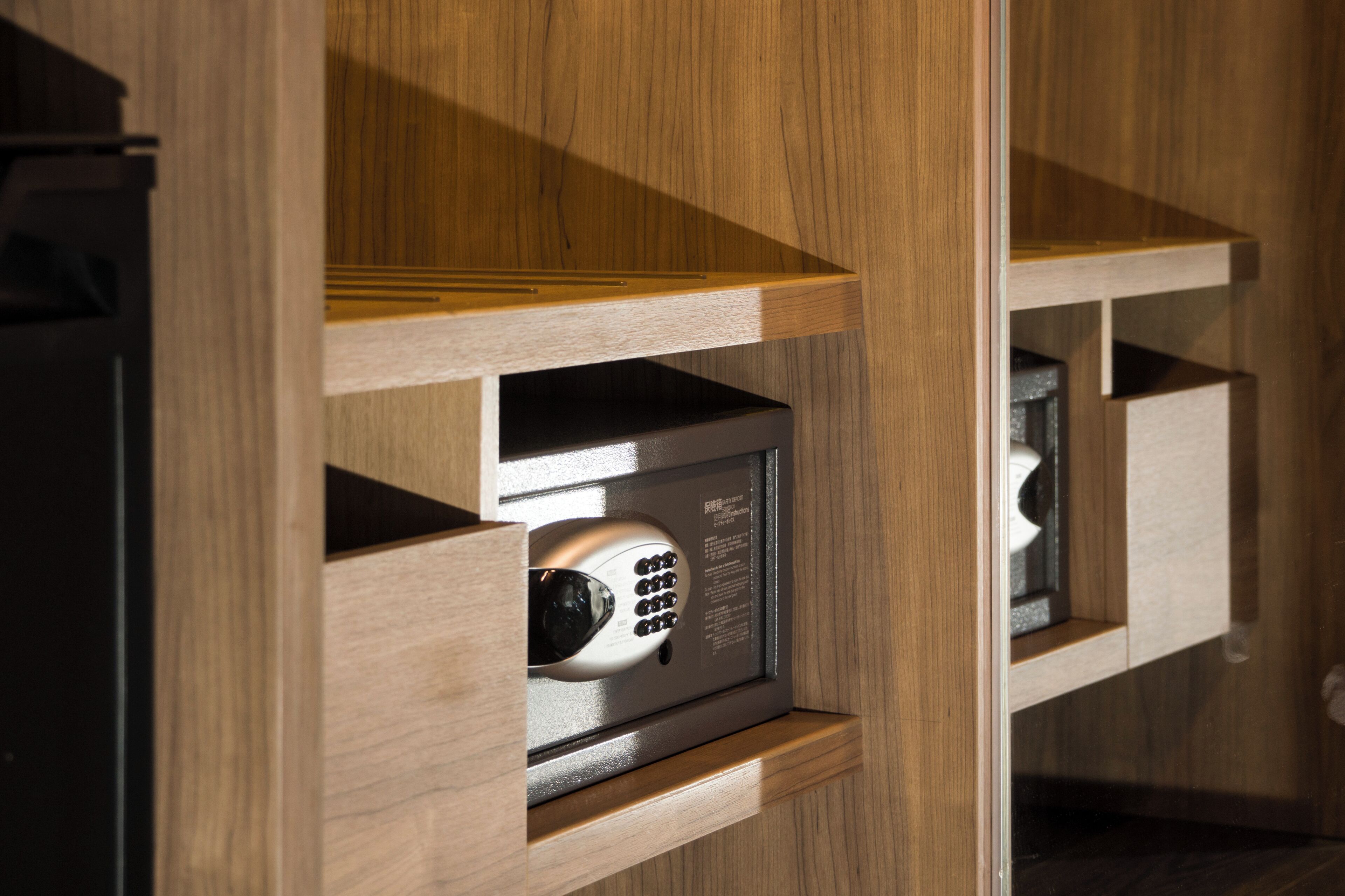 in-room safe, desk, free wifi