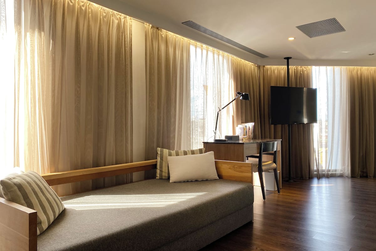 executive suite | in-room safe, desk, free wifi