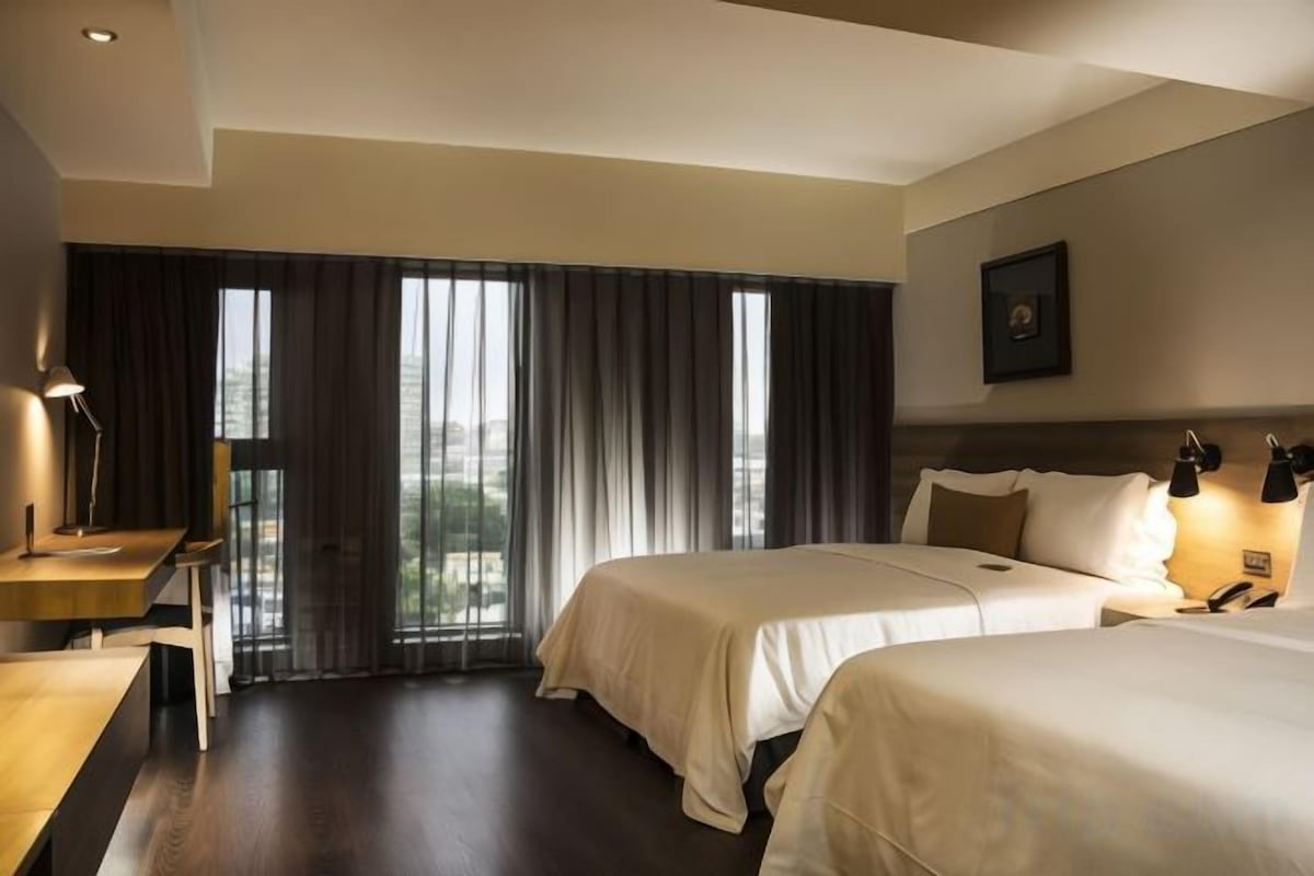 In-room safe, desk, free WiFi