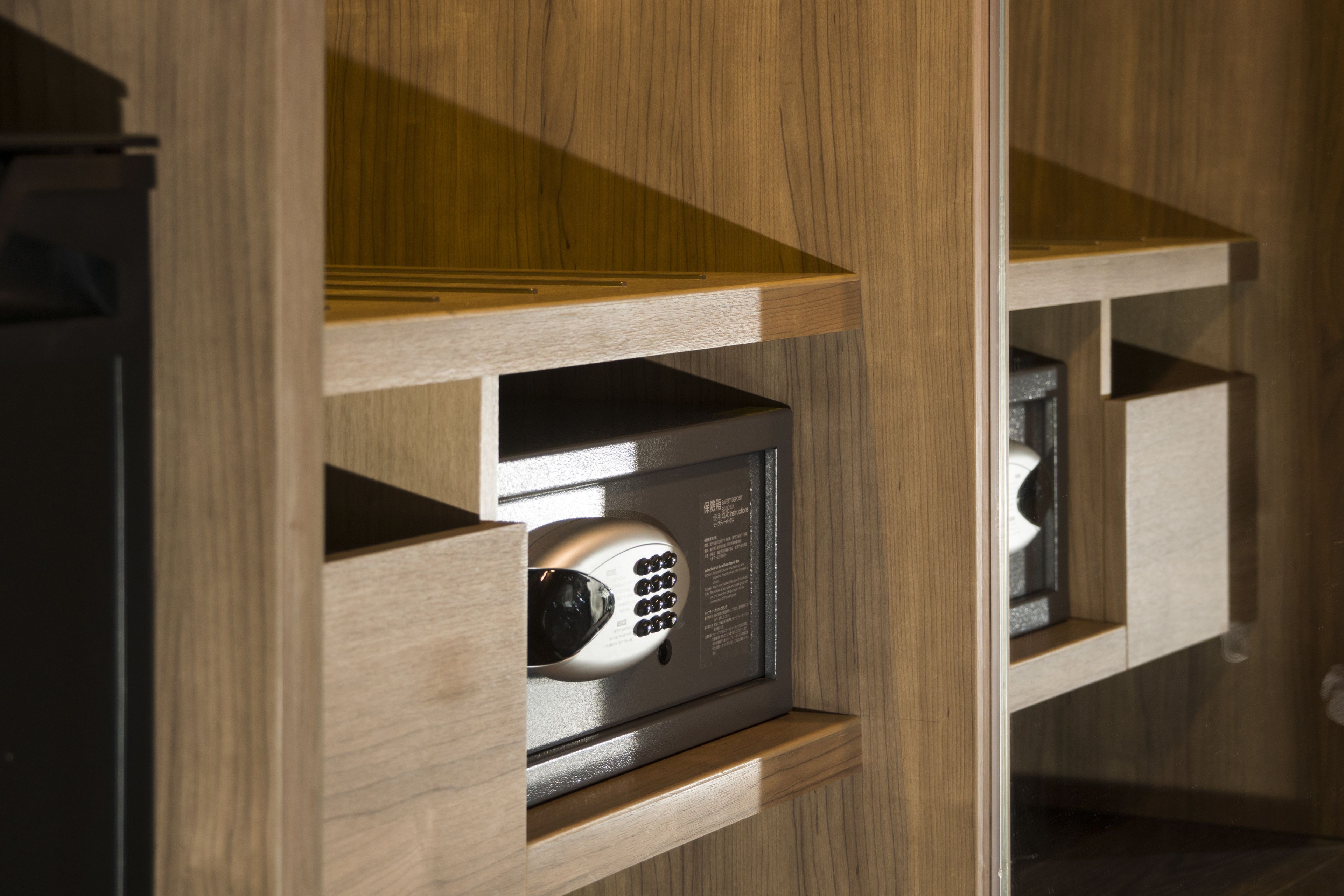 in-room safe, desk, free wifi