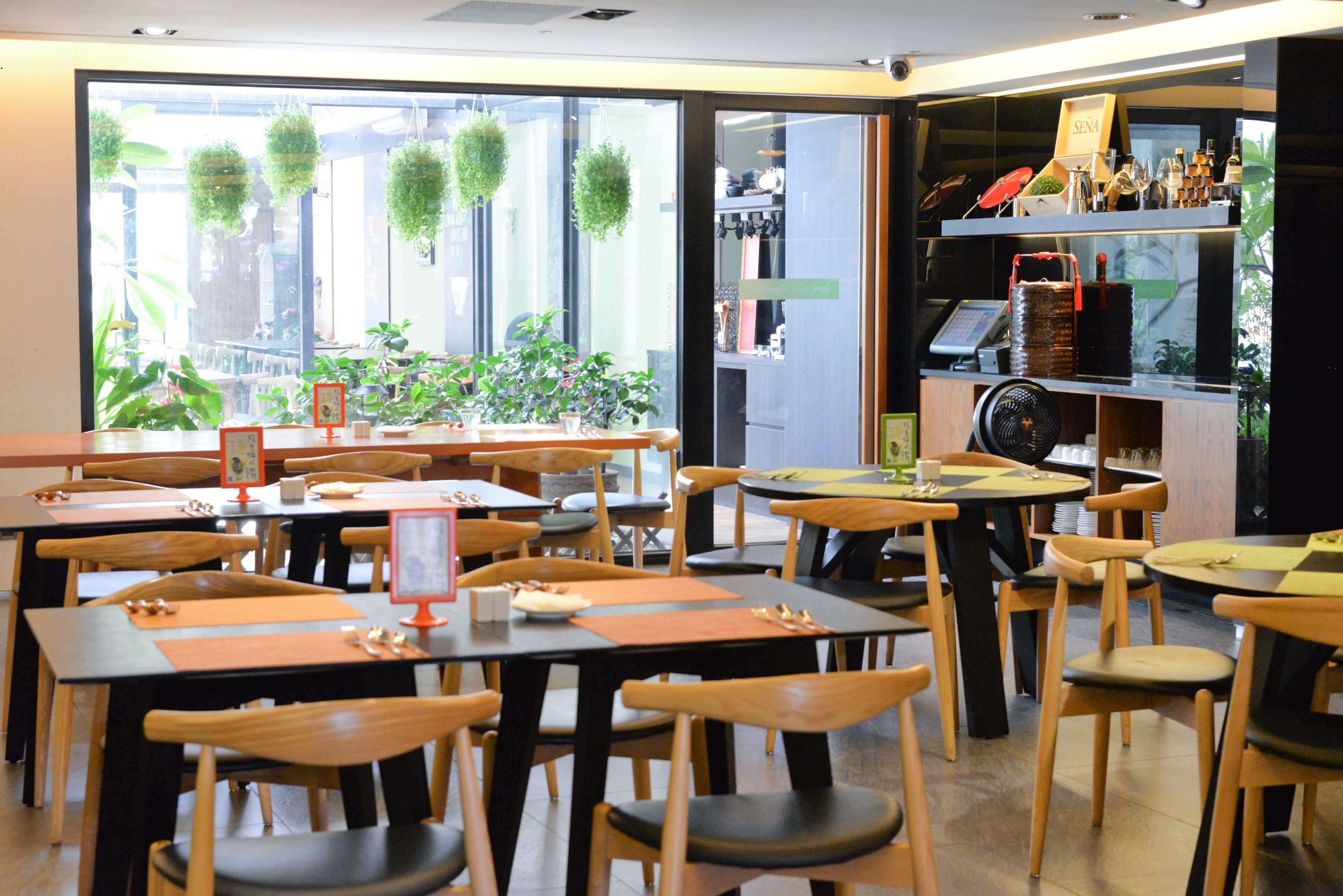 daily self-service breakfast (twd 363 per person)