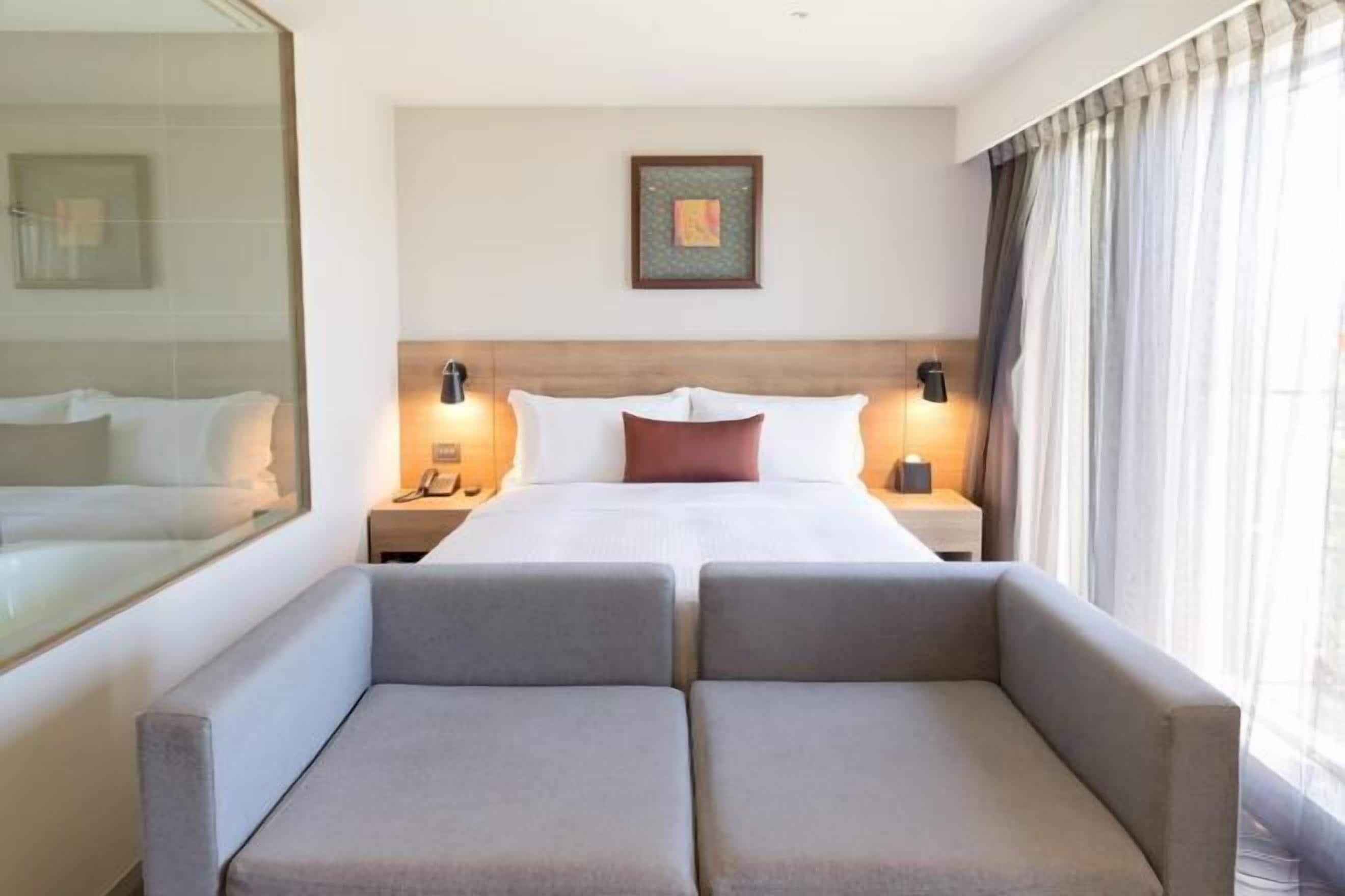 客房内保险箱、办公桌、免费 WiFi