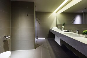 Habitación cuádruple Deluxe, 2 camas matrimoniales | Baño | Regadera, secadora de cabello, pantuflas, toallas 