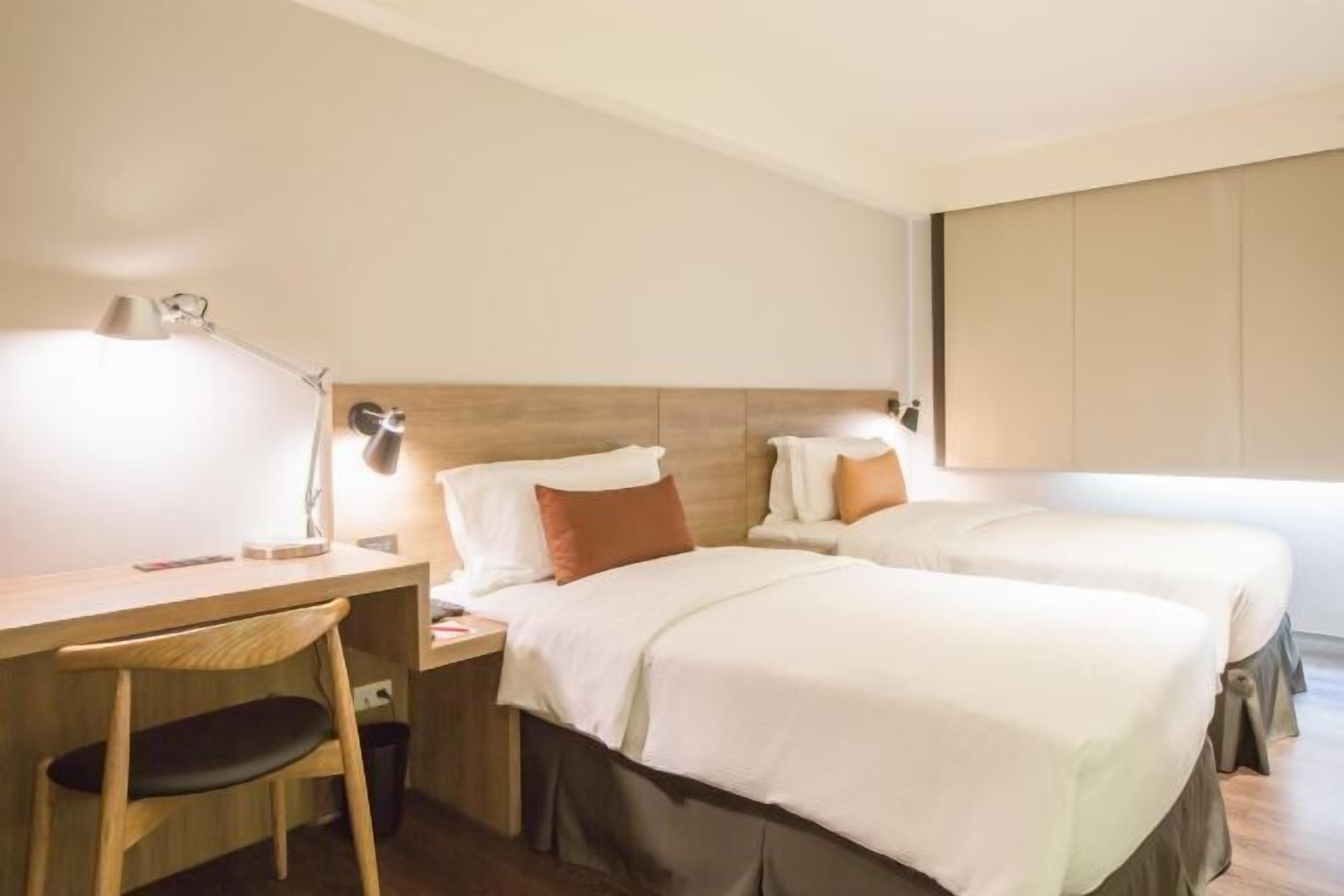 客房内保险箱、办公桌、免费 WiFi