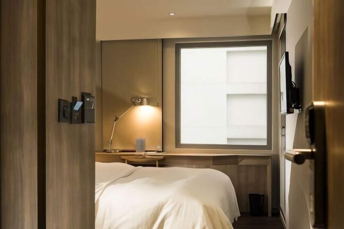 1 bedroom, in-room safe, desk, free WiFi