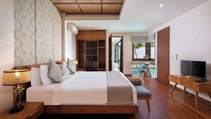 Una habitación de hotel moderna con una cama grande, cabecera de madera, un escritorio con televisor y vistas a una piscina.