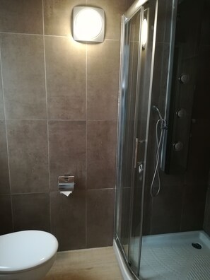 Chambre Confort | Douche de la salle de bain