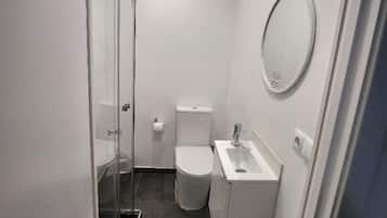 Habitación individual económica | Baño | Ducha y cabezal de ducha tipo lluvia
